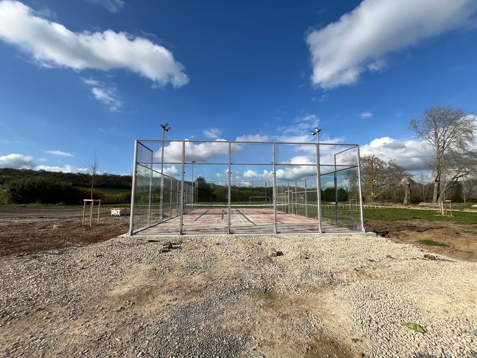 Le terrain de padel de Muzy monté, vu depuis la plateforme encore en grave