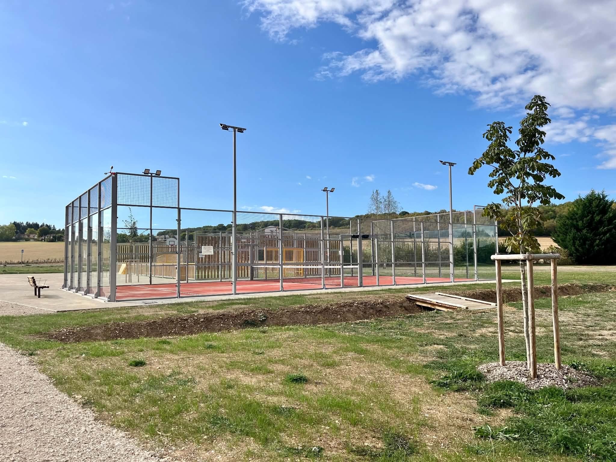 Le terrain de padel du parc de Muzy, achevé, ouvert sur les prairies de la vallée de l’Avre