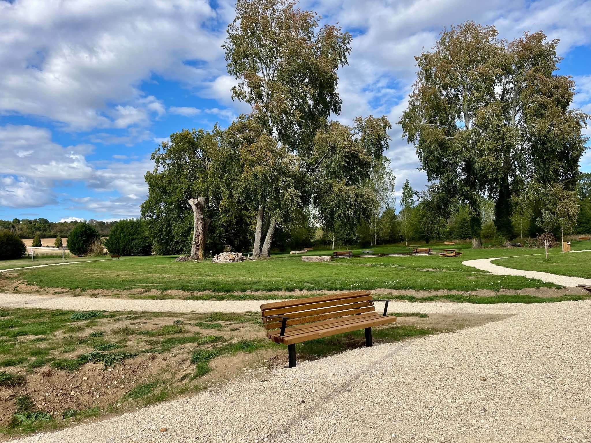 La prairie du parc de Muzy et ses grands arbres conservés lors de l’aménagement